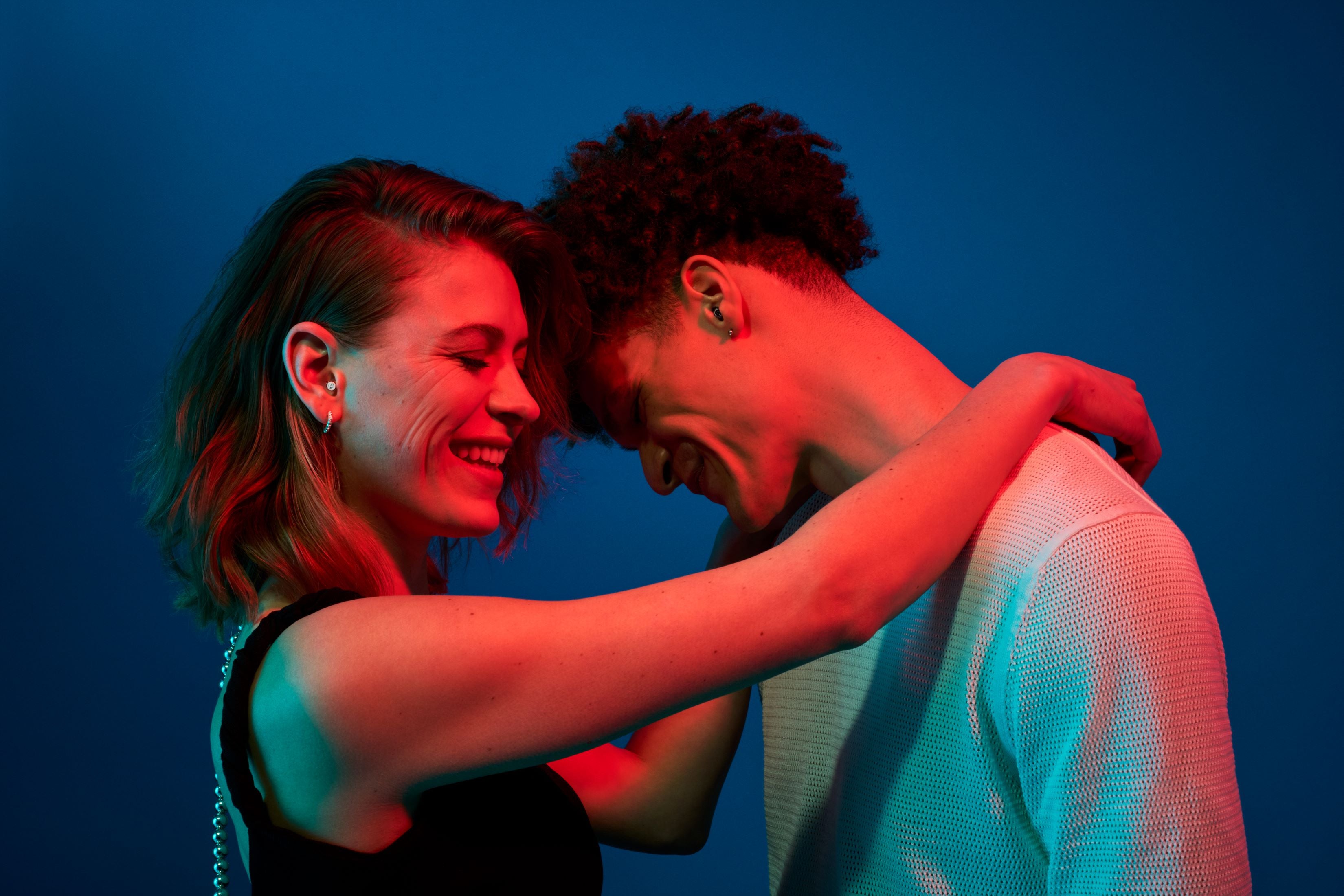 Homme et femme portant des bouchons d’oreilles Alpine PartyPlug Pro transparents lors d’une fête